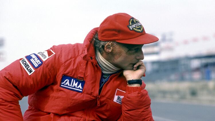 Lauda con su clásica ropa de color roja, un sello de su extensa trayectoria en la Fórmula (The Grosby Group)
