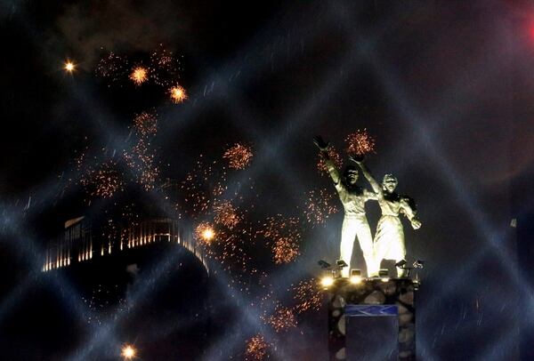 Fuegos artificiales explotan sobre el Monumento Selamat Datang durante las celebraciones de Año Nuevo en Yakarta, Indonesia (REUTERS/Ajeng Dinar Ulfiana)