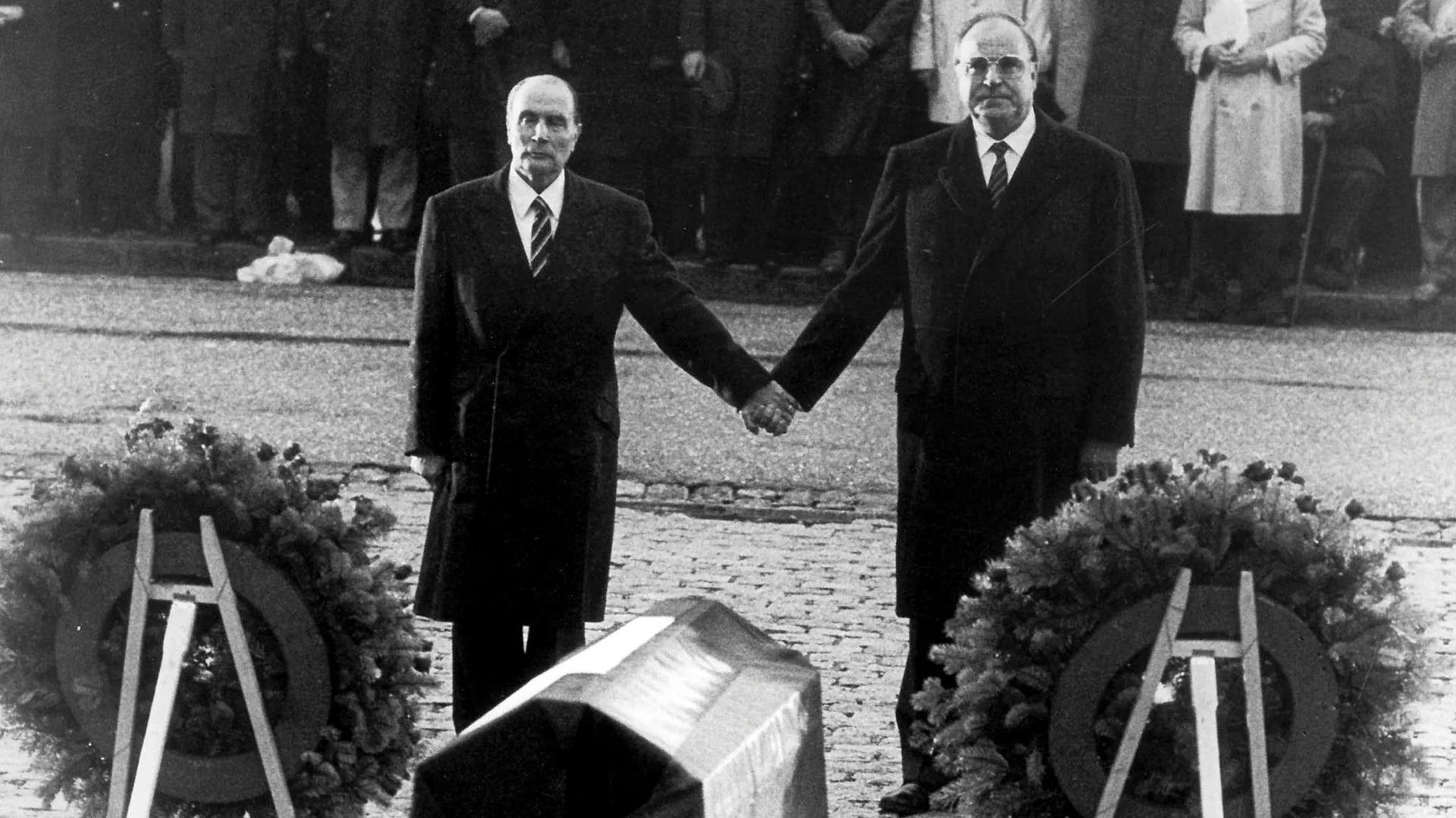 François Mitterrand y Helmut Kohl, de visita en el campo de batalla de Verdun, el 22 de septiembre de 1984.