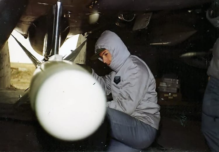 Uno de los técnicos asegura el misil en uno de los cazabombarderos