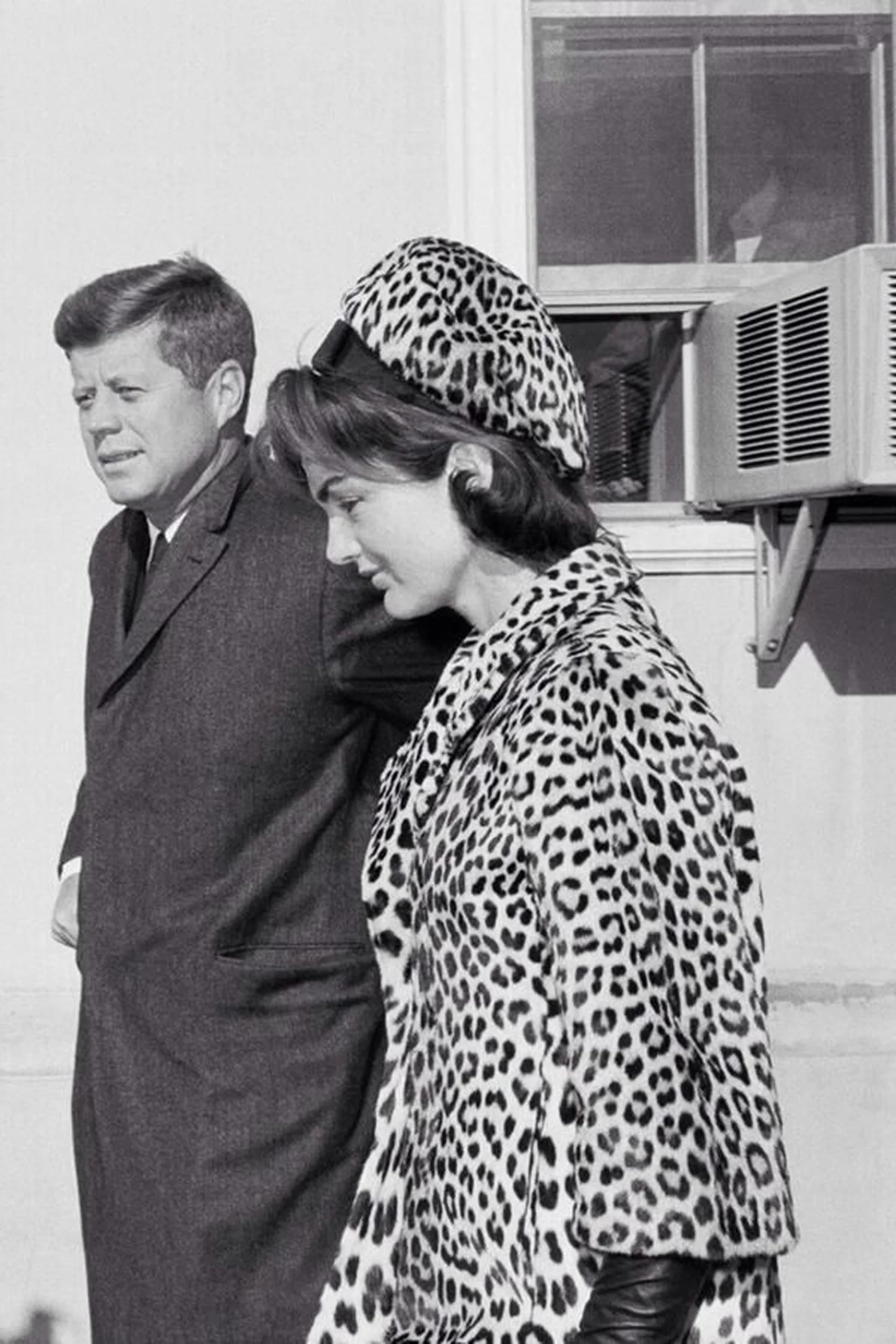 Junto a su esposo John Kennedy, luciendo el tapado y la boina