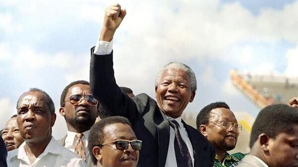 Nelson Mandela, poco después de haber asumido la presidencia de Sudáfrica, en 1994.