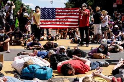 Decenas de manifestantes se tiraron al piso durante una protesta en Washington, en las inmediaciones de la Casa Blanca (REUTERS/Joshua Roberts)