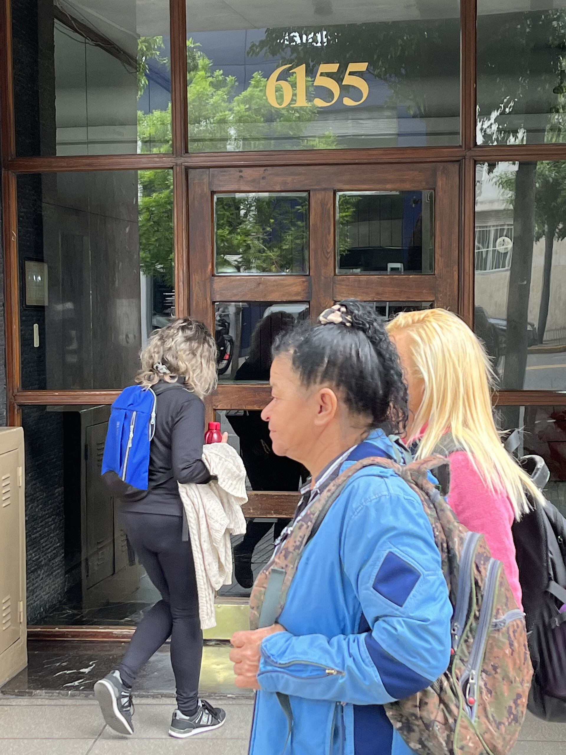 La señora Espina de 75 años pasaba por la puerta del edificio de Rivadavia 6155 cuando un perro que cayó desde el piso 13 impactó en su cabeza y la mató en el acto