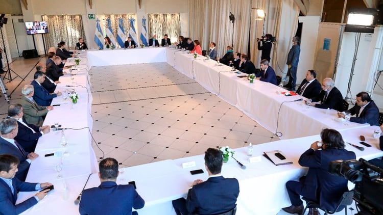 Alberto Fernández recibió junto a Cristina Kirchner y Martín Guzmán a mediados de abril a los gobernadores para explicar la propuesta de deuda (Presidencia de la Nación)