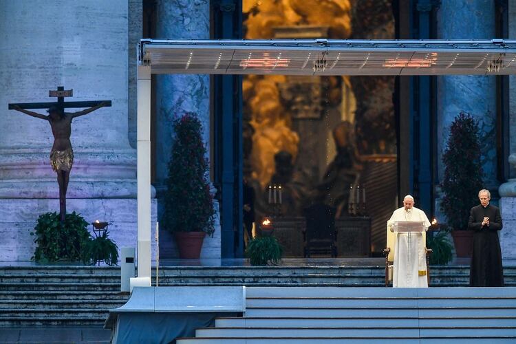 El Papa ofreciendo su mensaje Urbi et Orbi (Photo by Vincenzo PINTO / AFP)