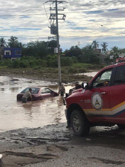 Funcionarios de Protección Civil retiran el lodo de las principales calles y avenidas de Jaluco y Melaque, en Cihuatlán, y recuperan vehículos parados (Foto: Twitter Protección Civil de Jalisco)