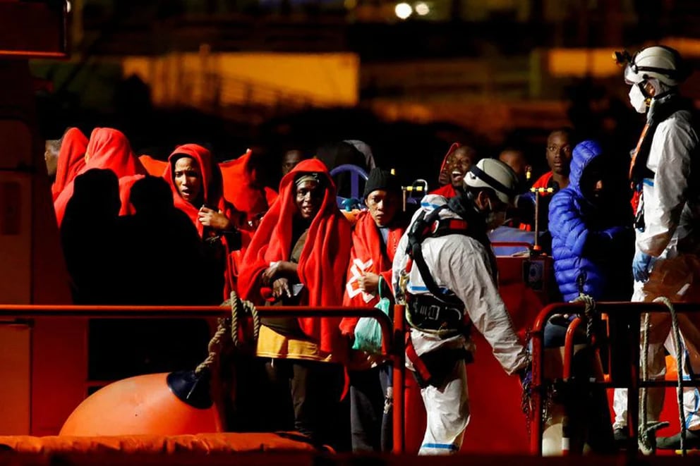 One dead and 16 missing in the sinking of a migrant boat off the Canary Islands