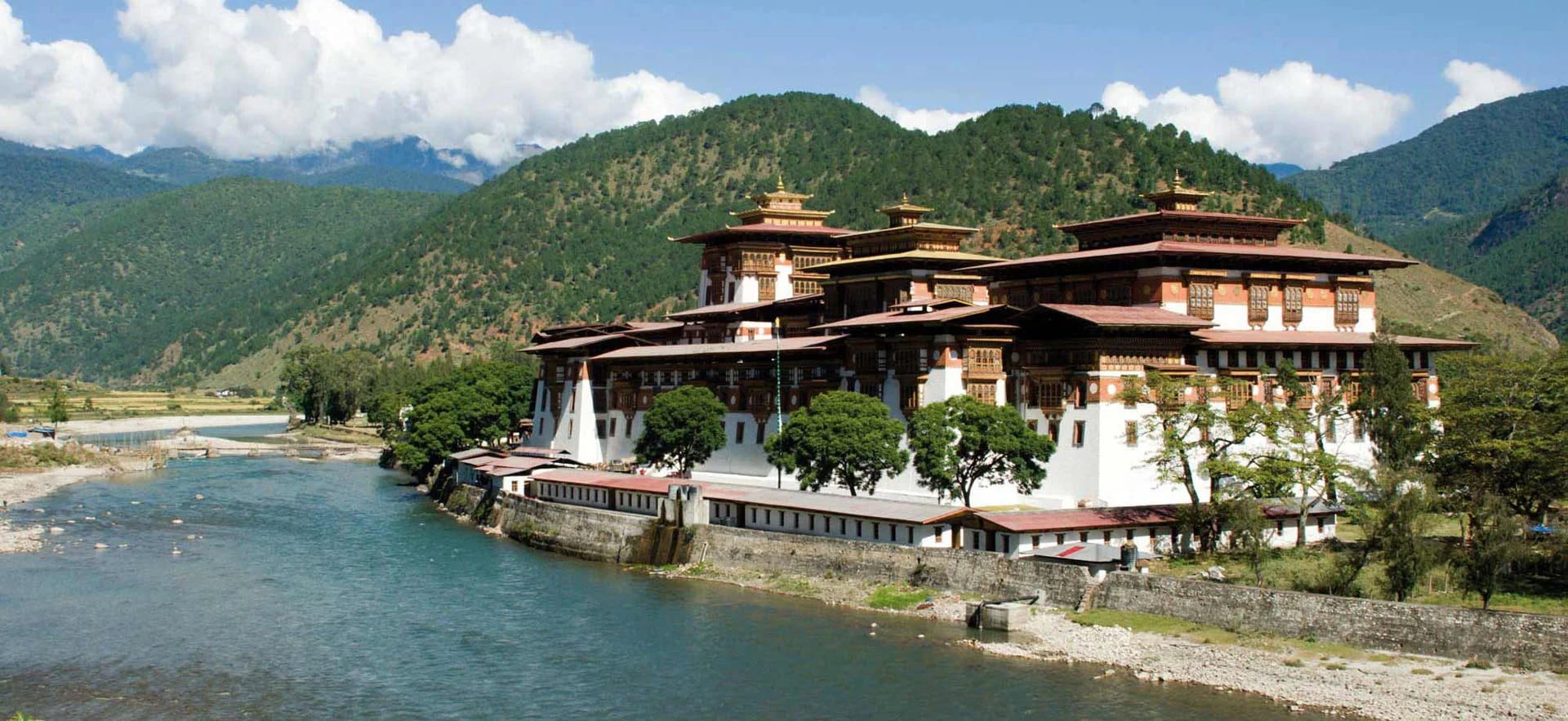 Los clásicos templos de Bután con arquitecturas al estilo japonés.