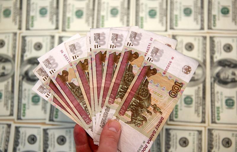 Billetes de dólar estadounidense y rublo ruso (Reuters)