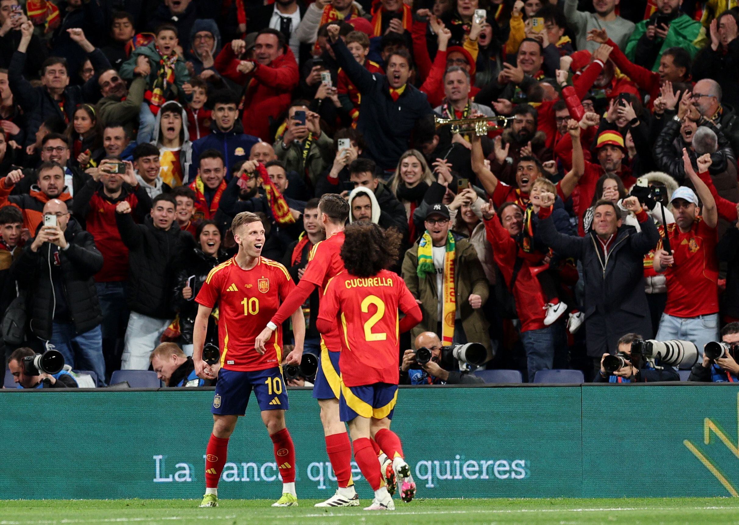 Los jugadores de España celebran el gol de Dani Olmo (REUTERS).