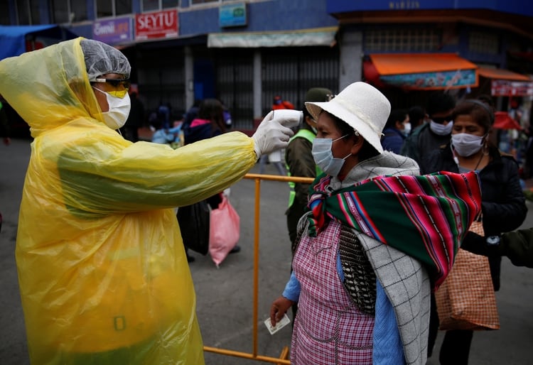 Controles a la población en La Paz, Bolivia (REUTERS/David Mercado)