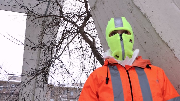 Nadya Tolokonnikova con la máscara que ya es un símbolo de las Pussy Riot