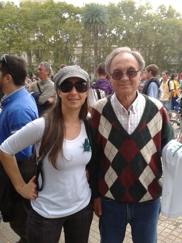 Gretel y su padre, Alcides, en una marcha por la despenalización de la marihuana en Rosario