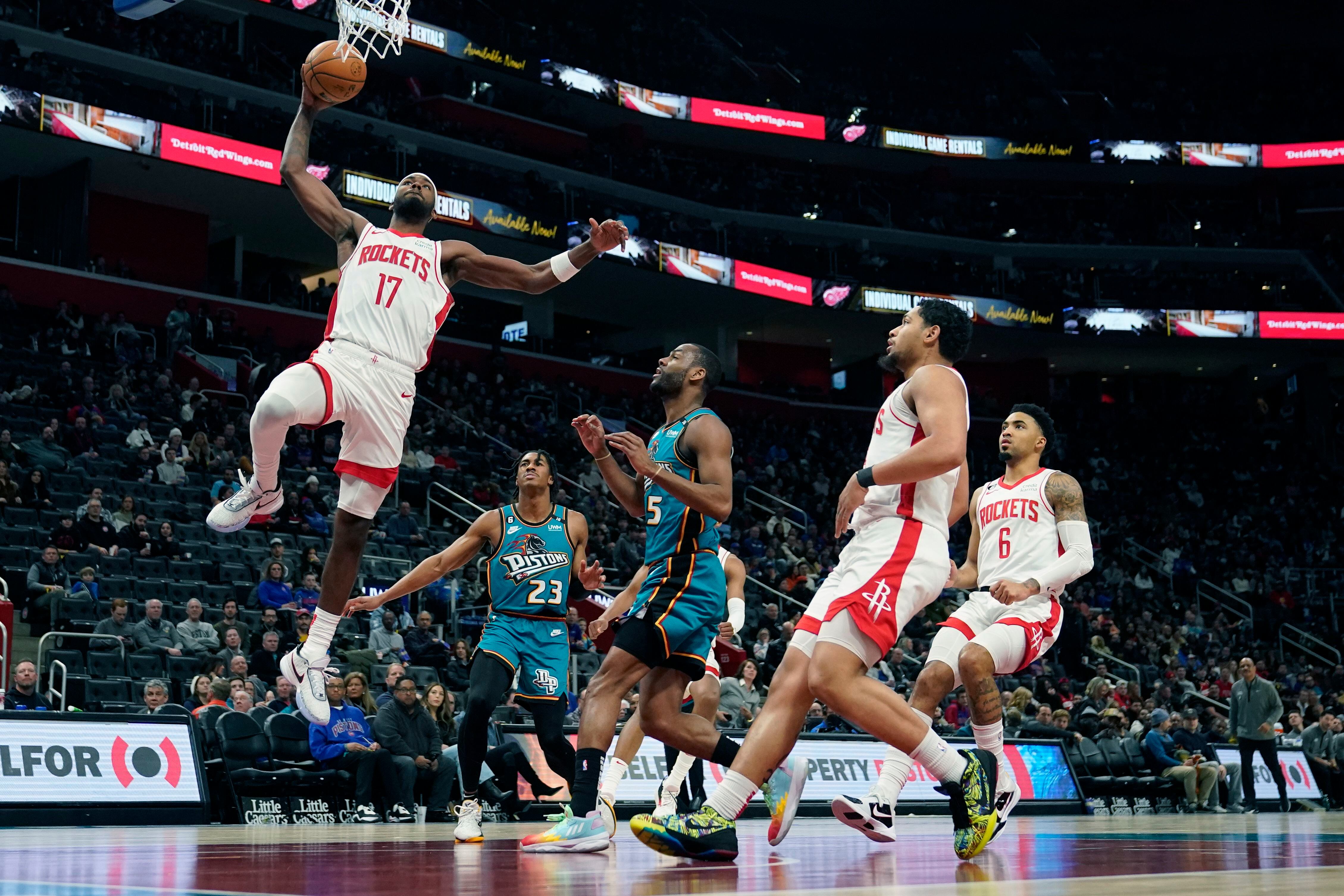 Tari Eason, alero de los Rockets de Houston, salta para realizar una volcada en el encuentro ante los Pistons de Detroit, el sábado 28 de enero de 2023 (AP Foto/Carlos Osorio)