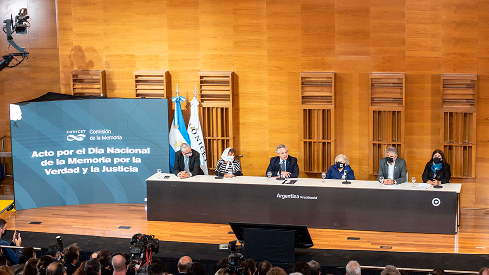 reconstruir o arquivo de oito membros da CONICET vítimas de terrorismo de Estado