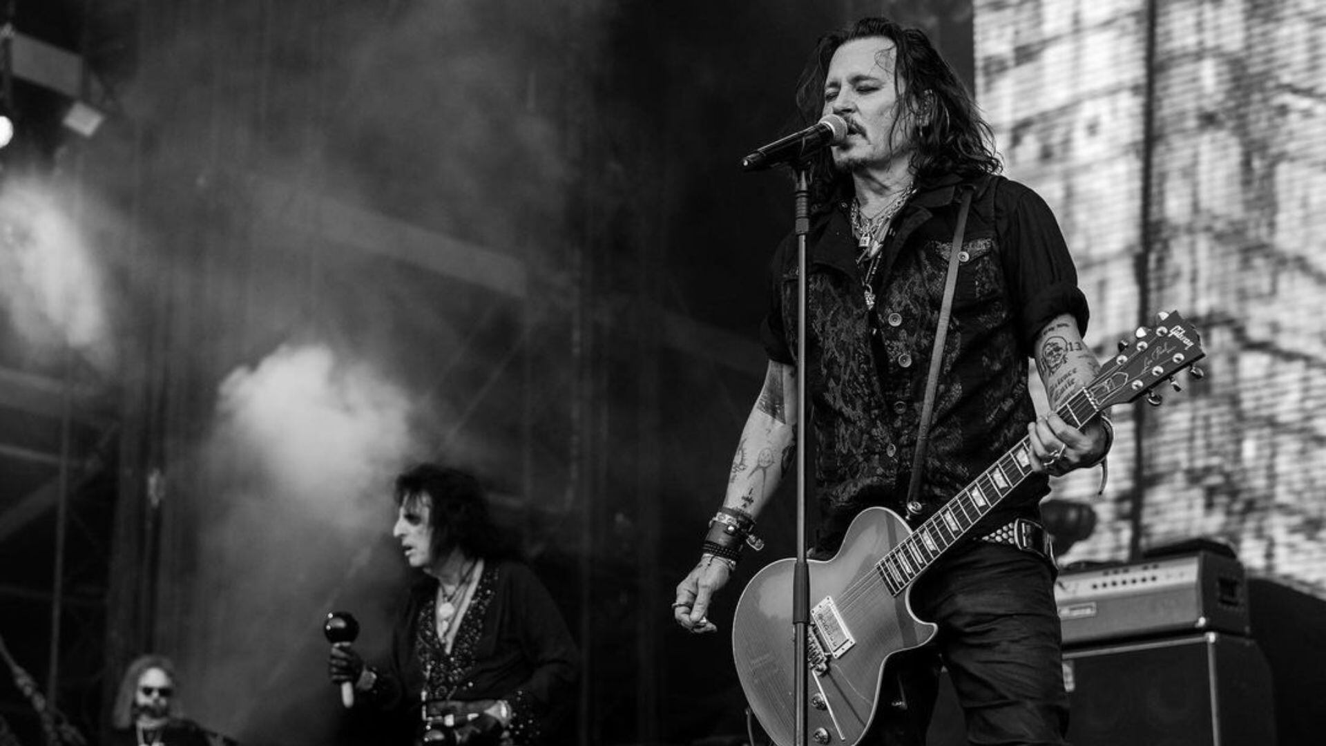 Johnny Depp fue encontrado inconsciente en su habitación de hotel de Budapest, obligando a su banda, Hollywood Vampiresa a cancelar su concierto en la ciudad húngara. 
Foto: Instagram/Hollywood Vampires/@theaaronperry