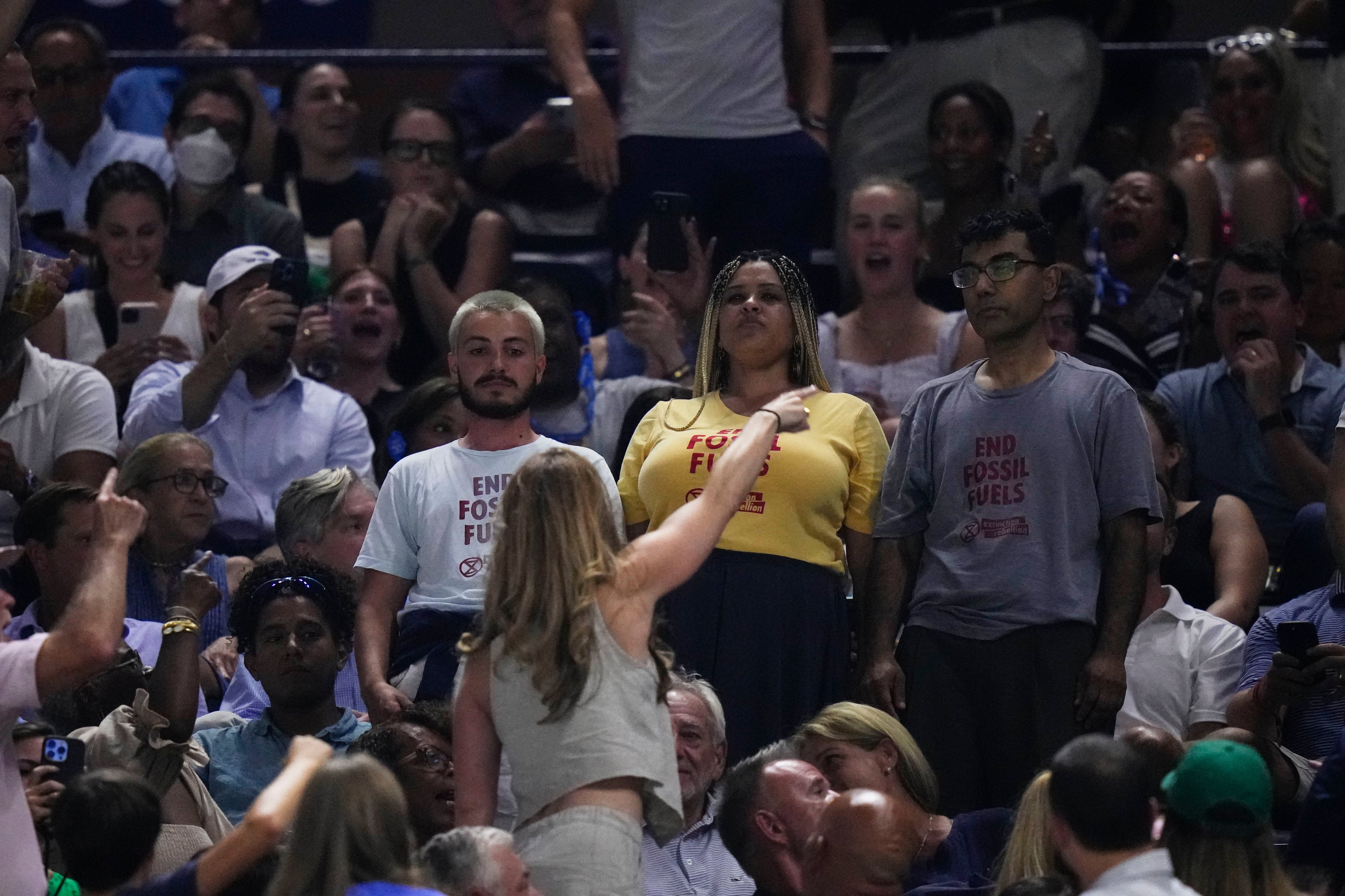 Una mujer grita a los manifestantes que interrumpieron la semifinal entre Coco Gauff y Karolina Muchova en el US Open