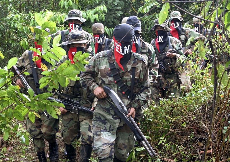 Foto de archivo. Guerrilleros del izquierdista Ejército de Liberación Nacional (ELN) REUTERS/Albeiro Lopera
