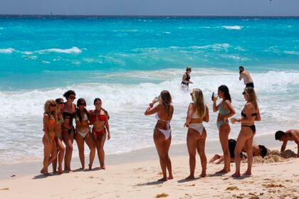 Turistas acuden a las playas en el balneario de Cancún, en el estado de Quintana Roo, (México). EFE/Lourdes Cruz 