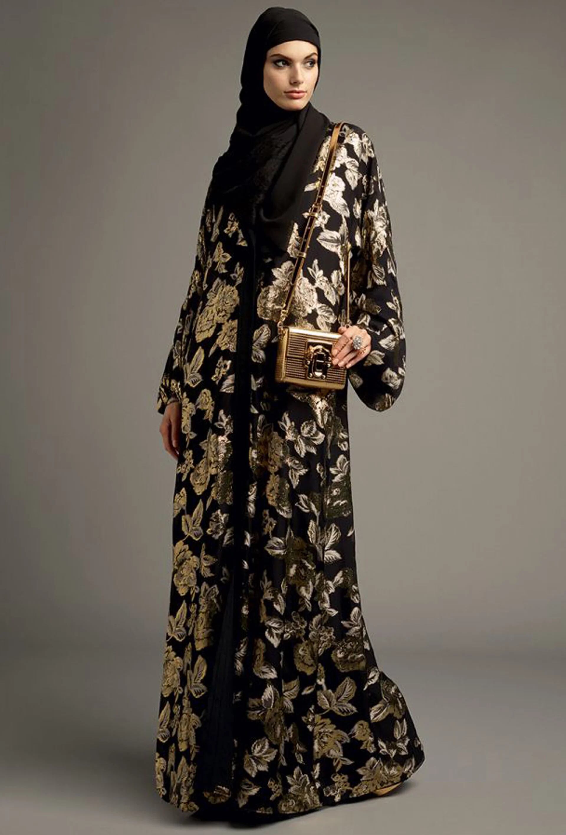 Abaya en seda estampada con flores doradas (Vogue Arabia)