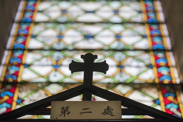 Una cruz en la iglesia de San José, también conocida como Wangfujing en Beijing (AFP)