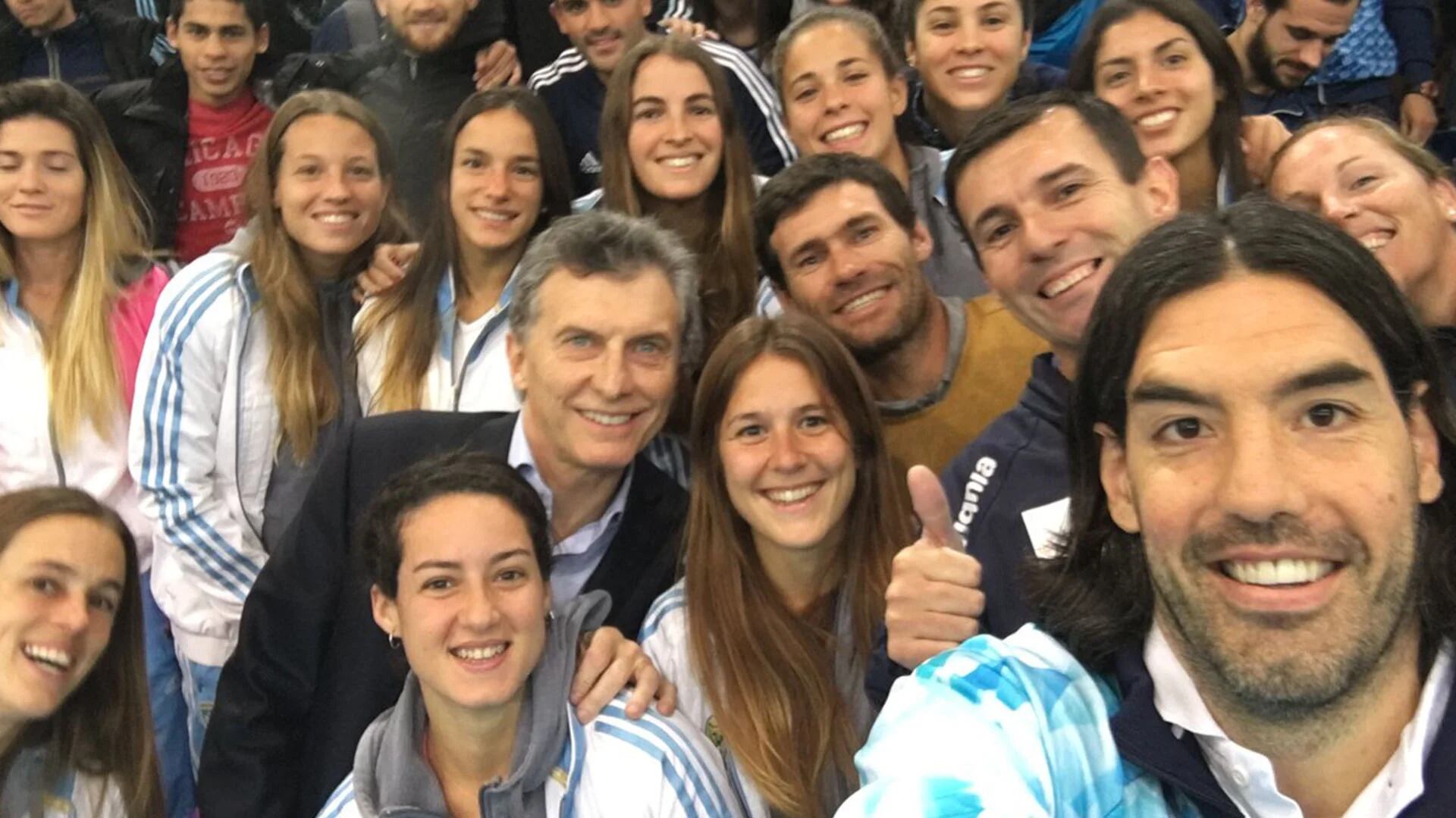 Macri se sacó una selfie con los atletas argentinos (@mauriciomacri)