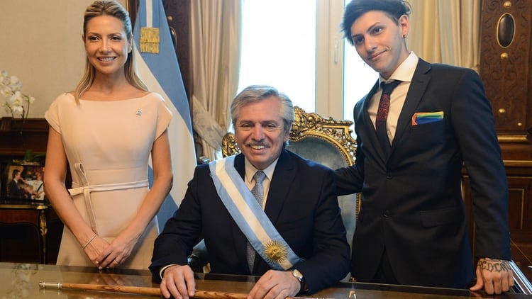 Alberto Fernández junto a su pareja y su hijo, en el despacho presidencial