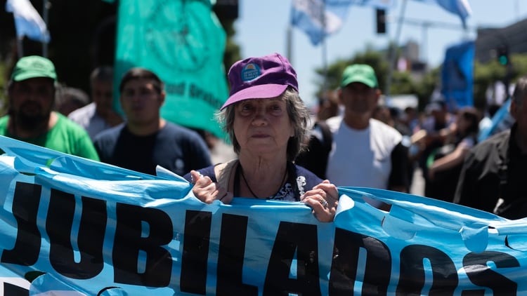 Los movimientos sociales aliados con los legisladores peronistas presionaron por la sanción de la ley de Emergencia Alimentaria. (Adrián Escandar)