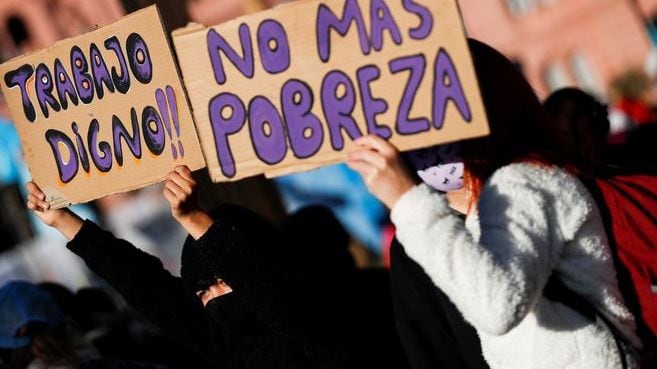 Manifestantes sostienen carteles que piden "Trabajo digno" y "No más pobreza" en una protesta frente de la Casa Rosada. (Reuters)