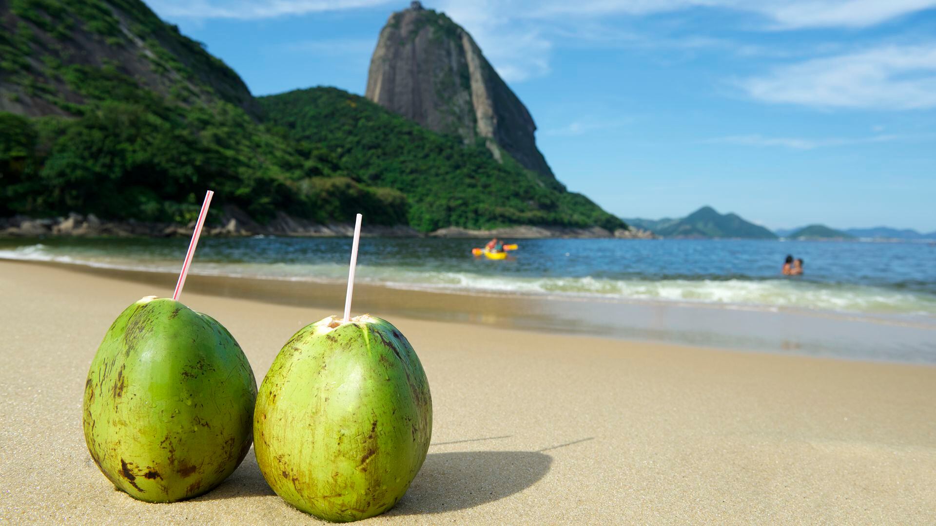 El coco es la fruta con más calorías. Ayuda a refrescar e hidratar de manera inmediata a la persona más sedienta. Tiene sustancias nutritivas como el hierro, potasio y sales minerales (Getty)