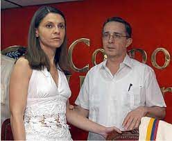 Zulema Jattin, en ese entonces presidenta de la Cámara de Representantes, Álvaro Uribe, mandatario de los colombianos, durante un encuentro de 2004 - crédito Presidencia de la República