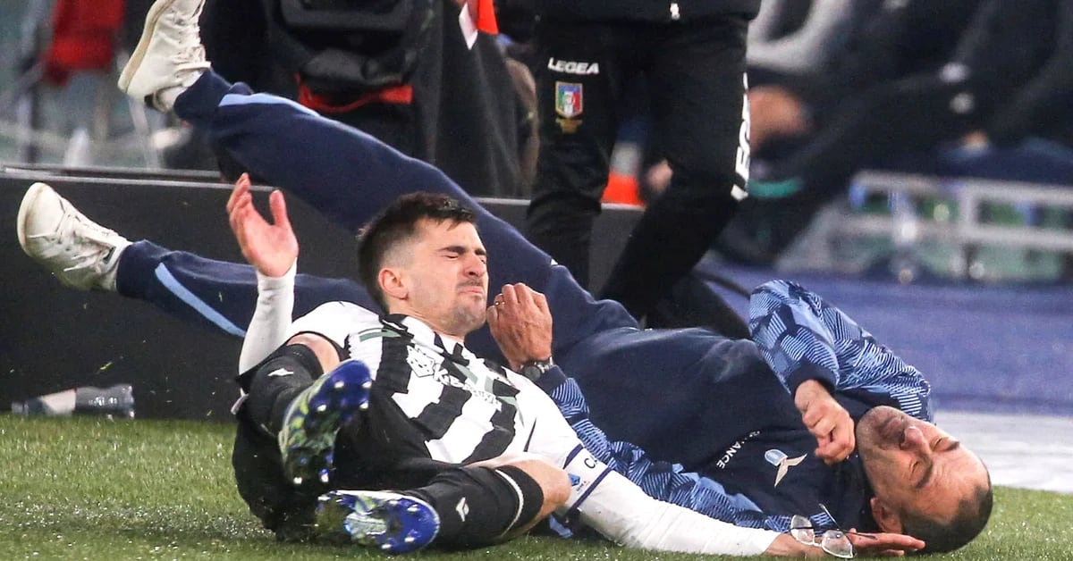 El violento choque del argentino Pussetto contra Maurizio Sarri que dejo al DT en el suelo y asustó a todos