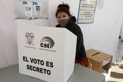 Una mujer ecuatoriana en una de las 64 mesas electorales repartidas por varias poblaciones de la Región de Murcia, en el Auditorio de Centro y Congresos de Murcia (España) (Europa Press)
