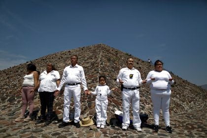Cientos de personas acuden vestidas de blanco a Teotihuacán para "recargar energía" (Foto: AP/Rebecca Blackwell)