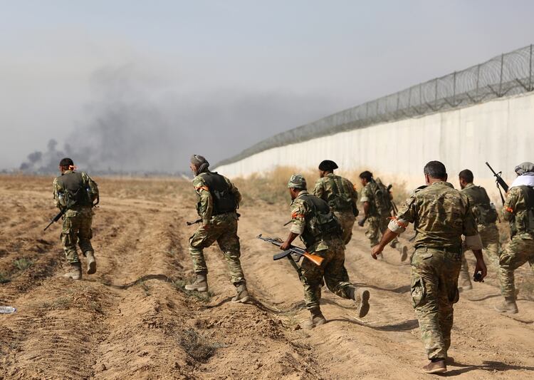 Militares pro turcos cruzan la frontera a Siria en la ofensiva contra los kurdos. (Photo by Nazeer Al-khatib / AFP)