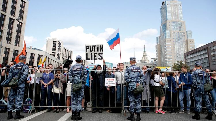 Con banderas y carteles, más de 10.000 personas se manifestaron (AFP)