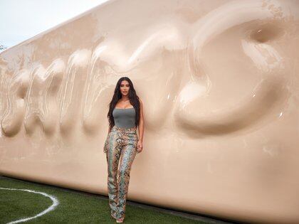 Kim Kardashian West en su tienda emergente Skims en Los Ángeles el 7 de abril de 2021. (Greg Swales/The New York Times)