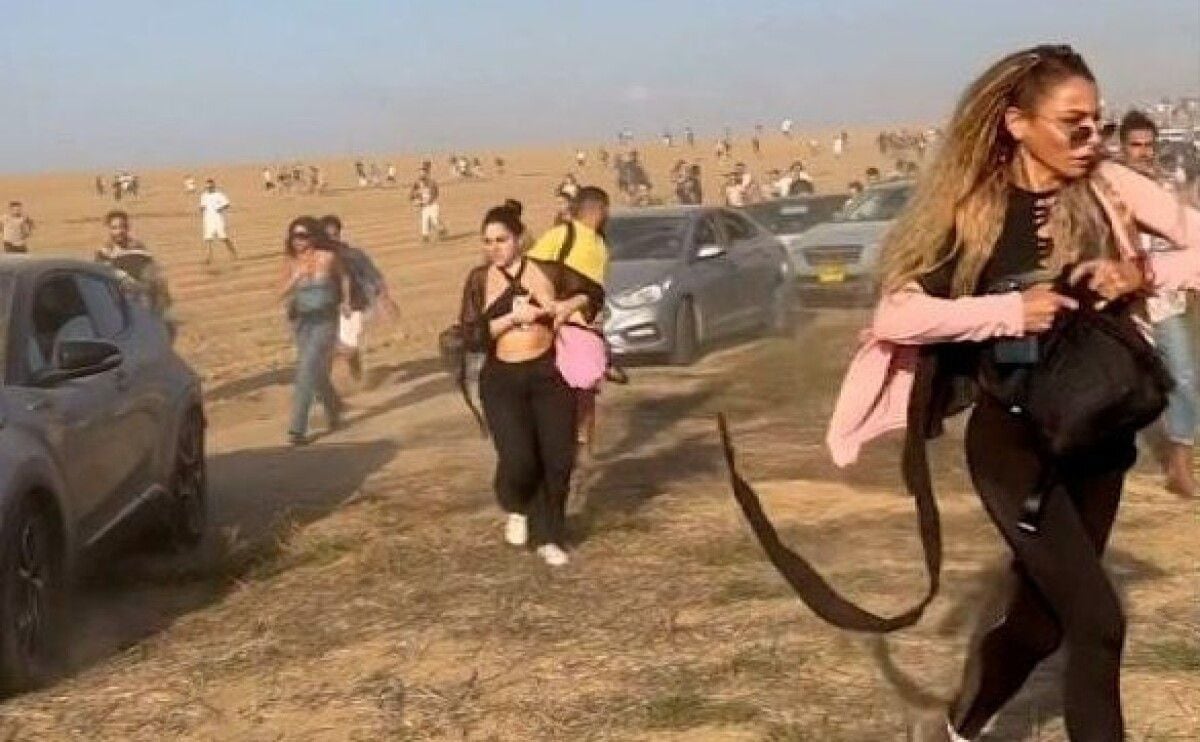 Otra imagen del escape de Gal -con una mochila rosa- por el medio de un campo, después de abandonar el auto y con disparos que caían a su alrededor