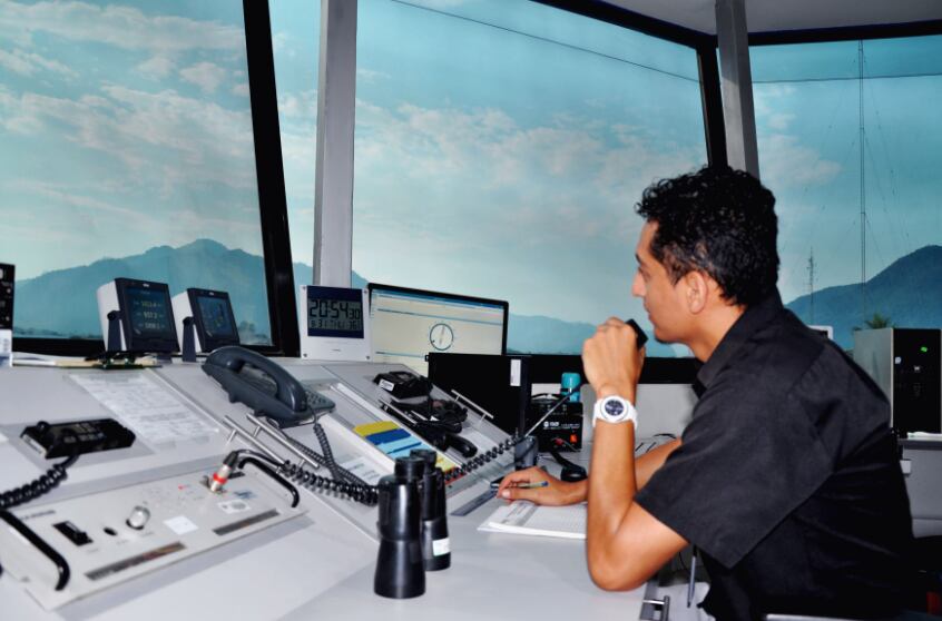 Un controlador aéreo trabaja administrando los aviones.