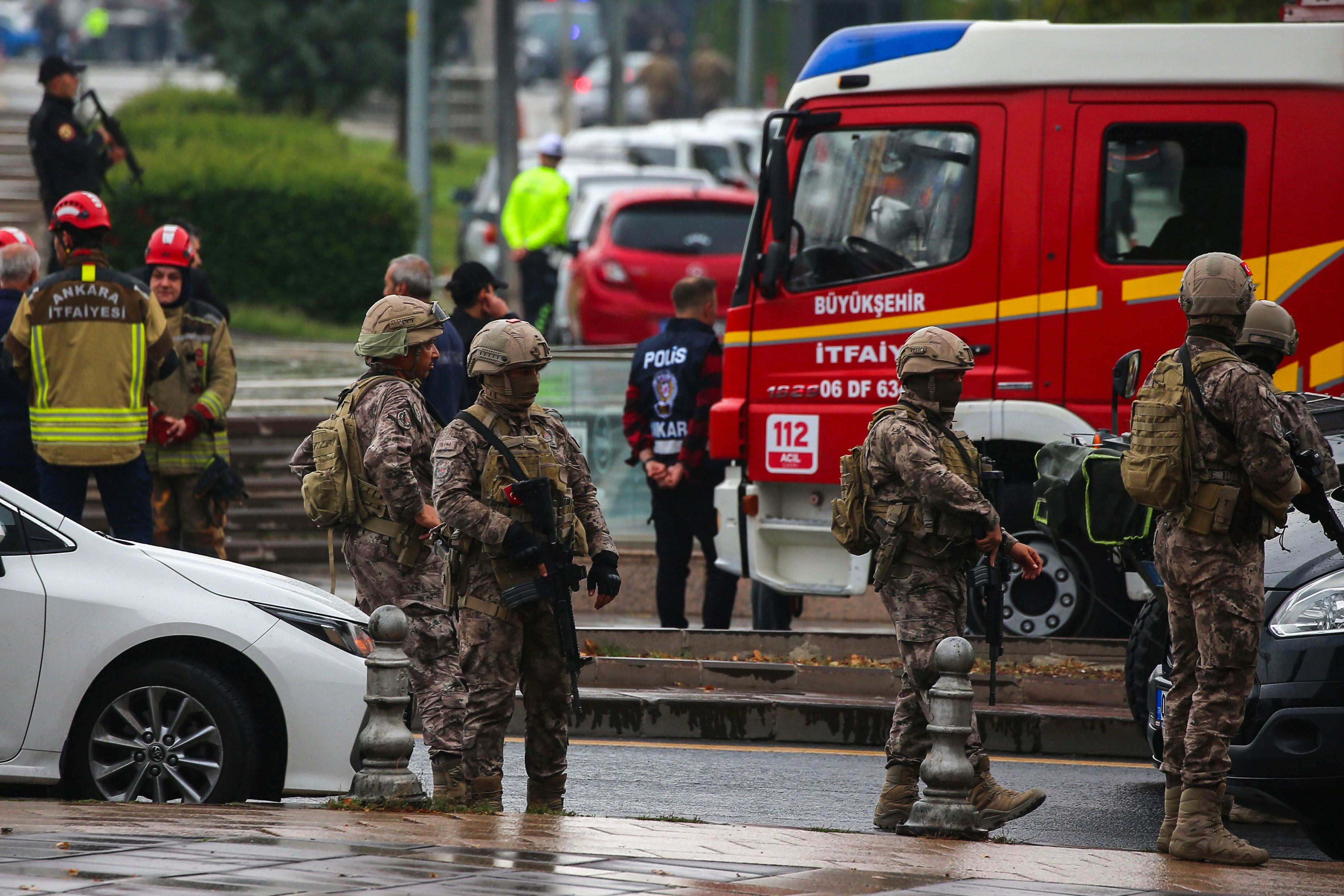 Fuerzas de seguridad turcas acordonan un área luego de una explosión a manos de un atacante suicida, en Ankara (AP Foto/Ali Unal)