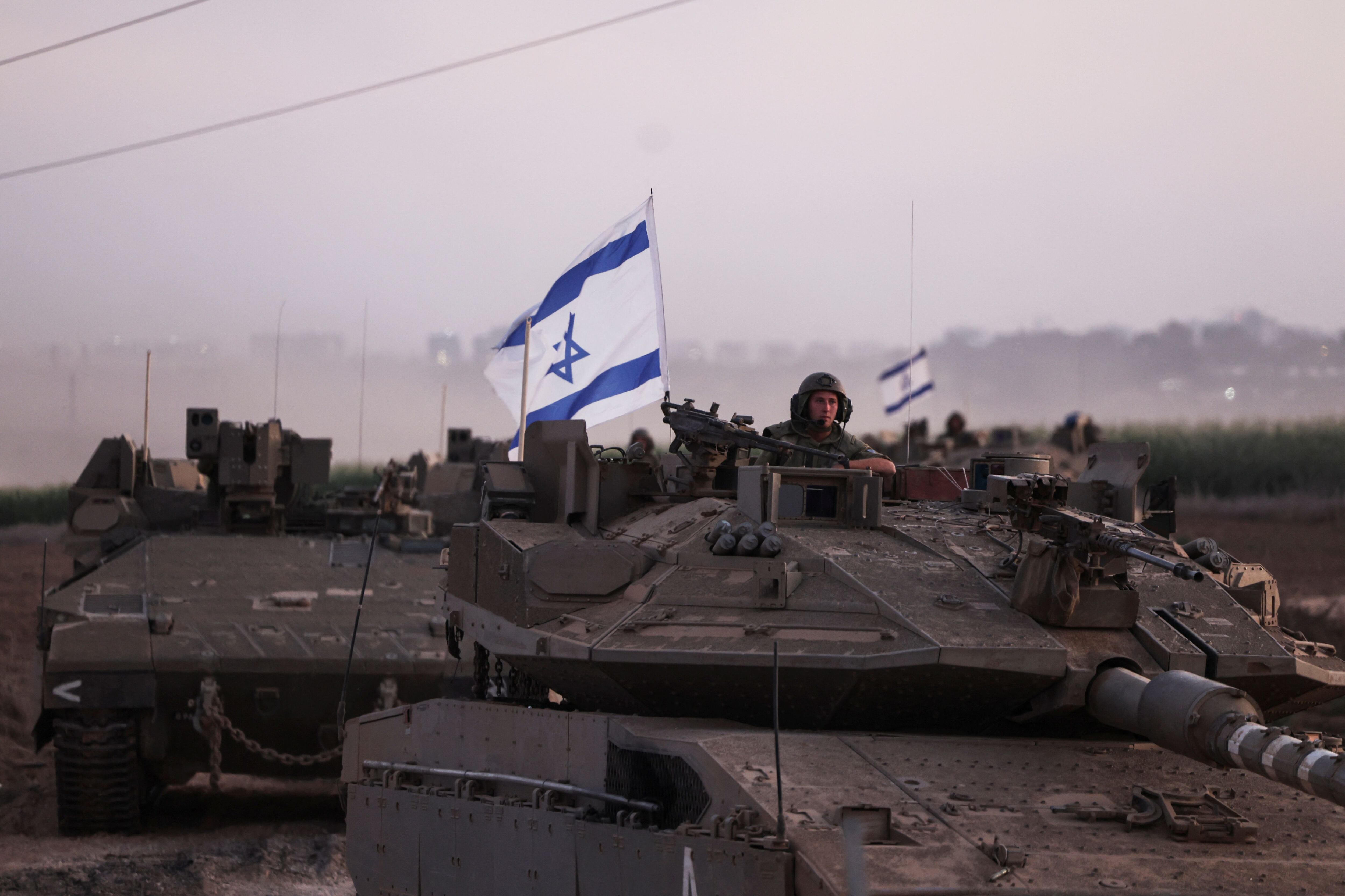 Un soldado israelí mira desde un tanque mientras una unidad de artillería se reúne cerca de la frontera de Israel con la Franja de Gaza, en el sur de Israel, 12 de octubre de 2023. REUTERS/Ronen Zvulun