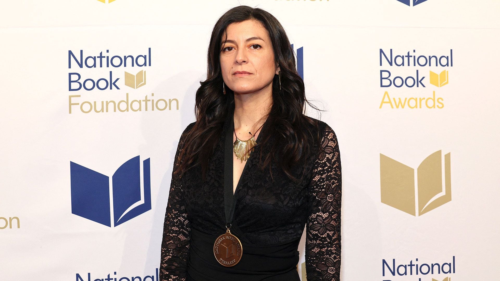 Samanta-Schweblin-con-la-medalla-del-National-Book-Award portada