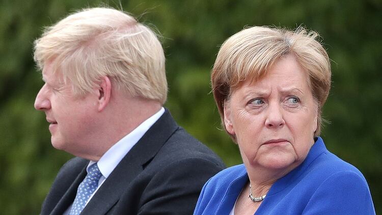 Boris Johnson y Angela Merkel (AP)