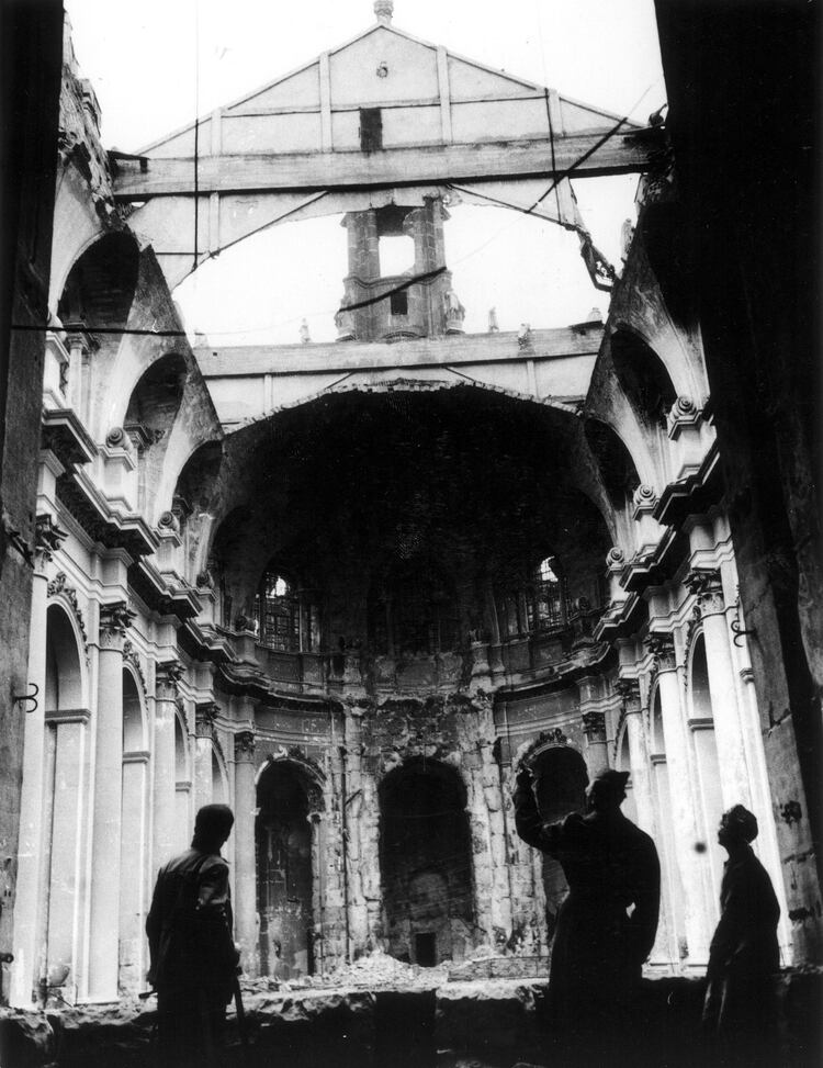 La catedral de la Santísima Trinidad en Dresdeen, parcialmente destruida durante los bombardeos de 1945 (Granger/Shutterstock) 