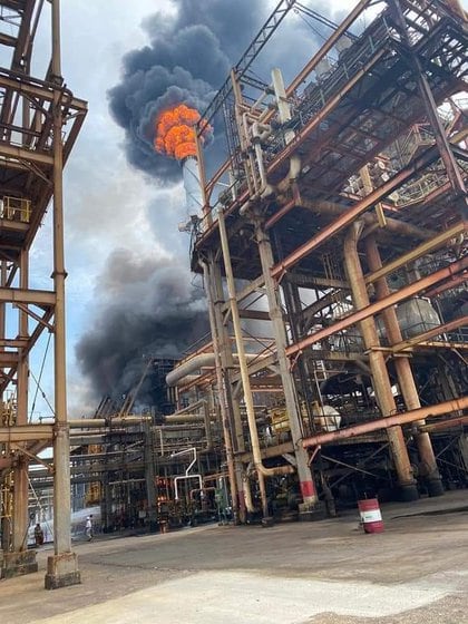 Incendio en refinería de Pemex (Foto: Twitter / @abrahamjesusac3)
