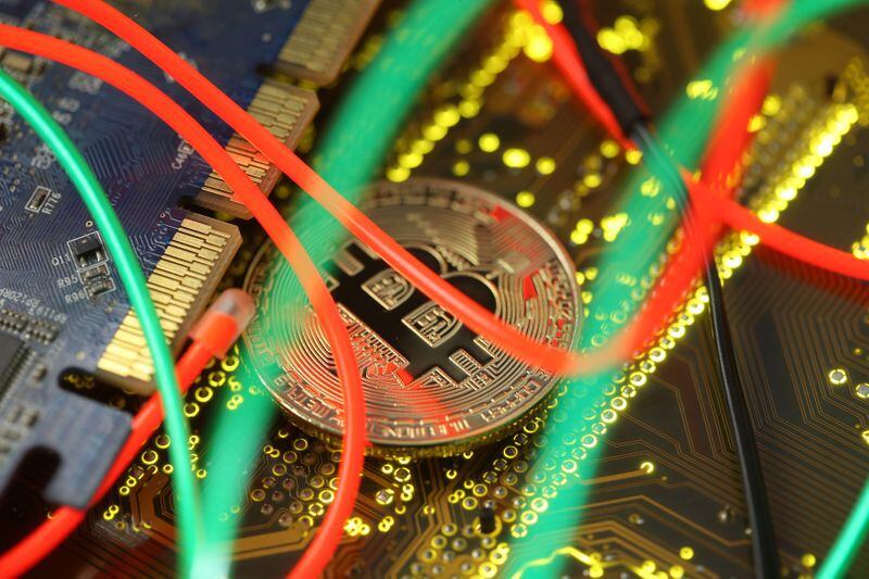 Representación de Bitcoin sobre placa madre de computador, 3 febrero 2018.
REUTERS/Dado Ruvic