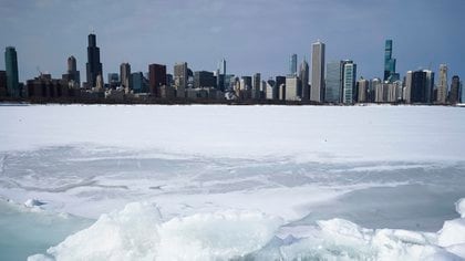 El lago Michigan está cubierto de nieve y hielo, con el horizonte al fondo en un frío día de invierno en Chicago, el domingo 14 de febrero de 2021. (AP Photo/Nam Y. Huh)
