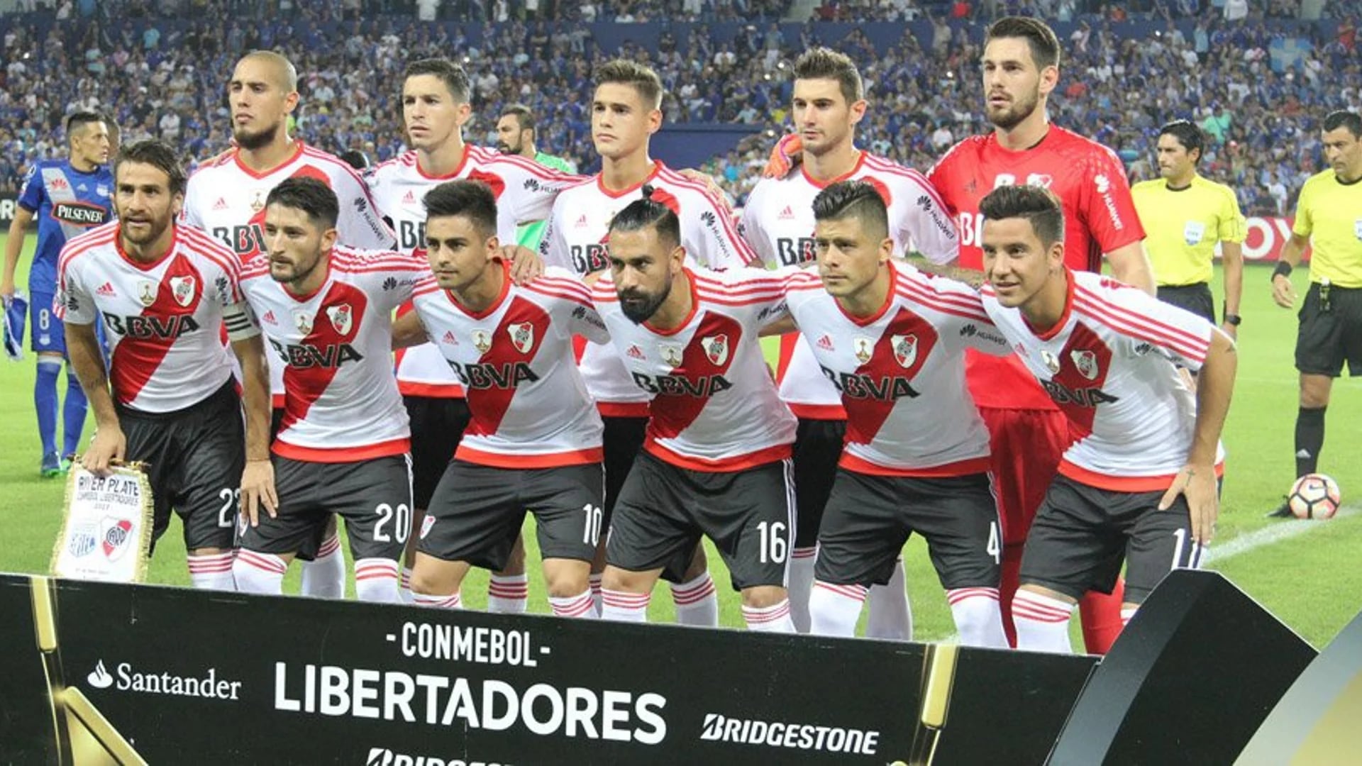El equipo titular de River, en el primer choque frente a Emelec en Ecuador (CARPoficial)