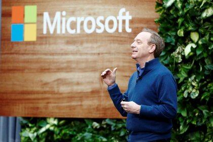 El presidente de Microsoft, Brad Smith, habla frente al logo de la compañía